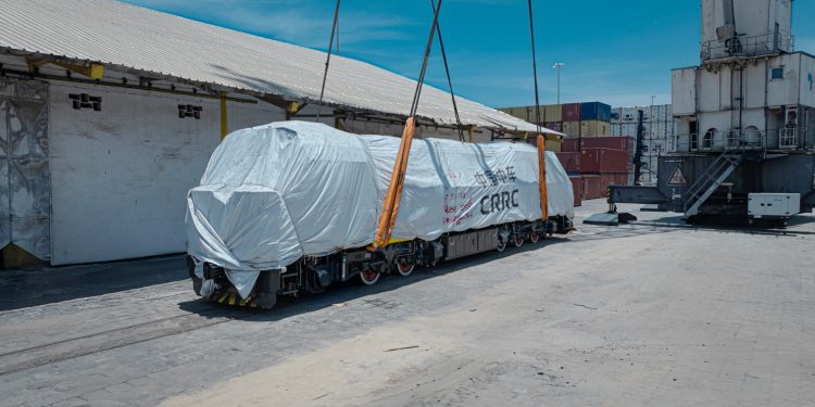 Africa Global Logistics Congo réalise la mise sur rail d’une locomotive de 83T pour  accompagner le développement de l’industrie cimentière