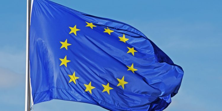 Exécutions, procès et catastrophe écologique : comment l’Union européenne s’ingère dans les élections en Hongrie en promouvant un ancien dirigeant de Shell impliqué dans des crimes au Nigeria