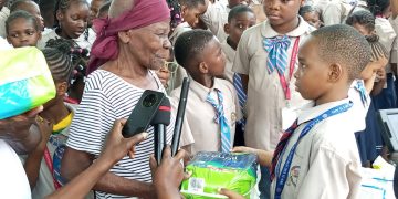 ACTION HUMANITAIRE: Une rencontre intergénérationnelle riche en émotions à la Maison des seniors Kambissi