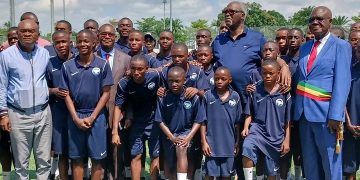 Hugues Ngouelondélé visite le Centre de formation Académie Alima