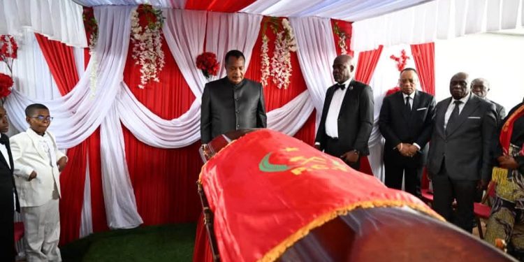 Le Président Denis Sassou-N’Guesso se recueille devant la dépouille mortelle de Gilbert Djombo Bomondjo, ancien préfet de la Likouala.
