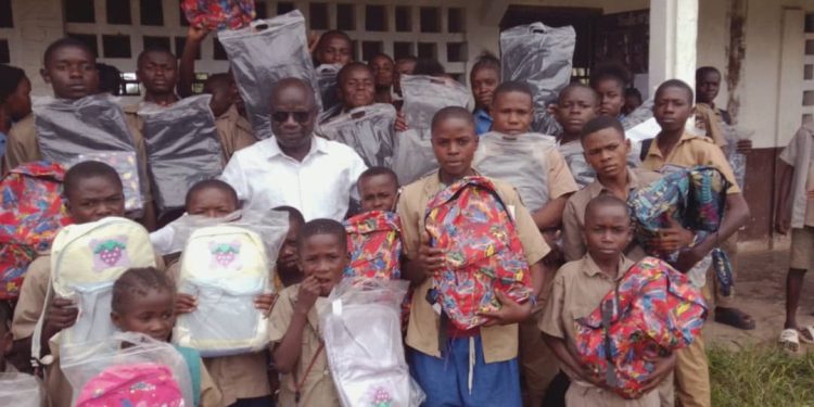 Éducation : Le forum Travailleurs d’Abala offre du matériel scolaire aux meilleurs élèves, à Abala